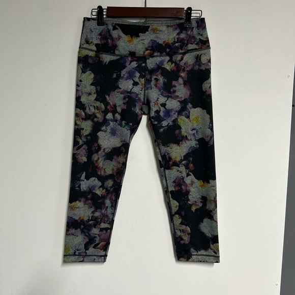 Women’s Medium Active Life Capri Leggings Floral Colorful Athletic‎ Walking - Picture 1 of 13